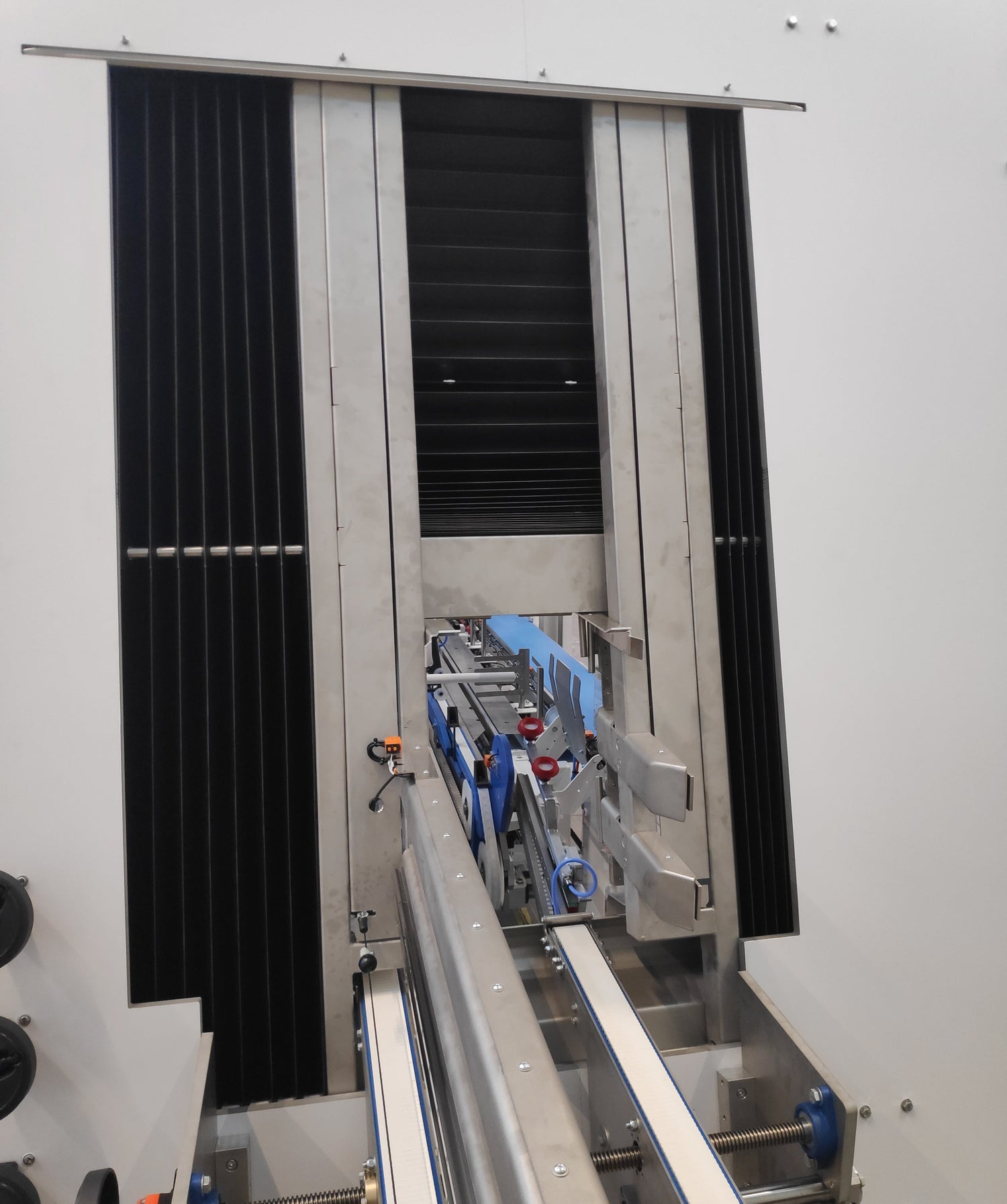 Plusieurs soufflet plat Eclore intégrer à la machine de production de Novatics 